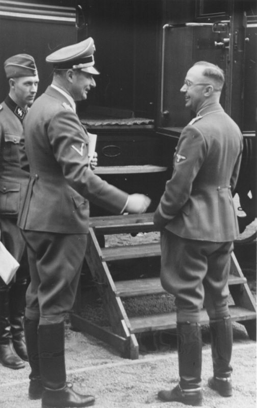 Карл Вольф и Генрих Гиммлер у поезда. 1942 г.