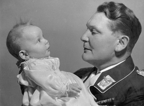 Герман Геринг с дочеью Эддой и женой Еммой.