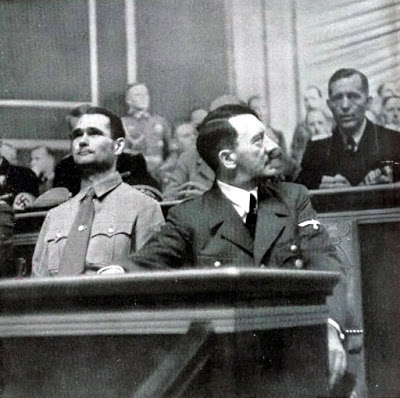 Адольф Гитлер и Рудолф Гесс в Рейхстаге. 1939 г.
