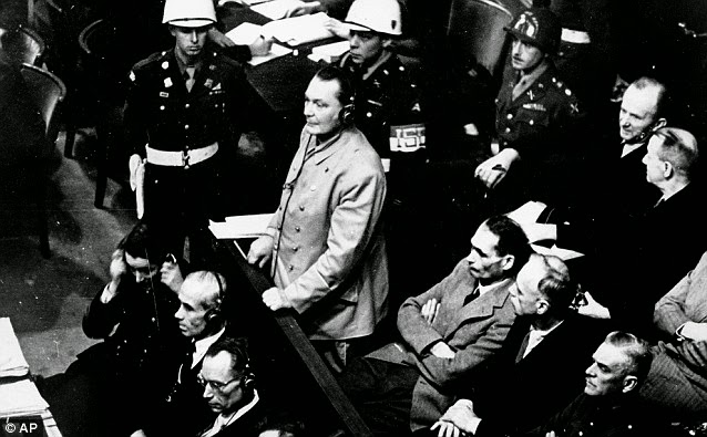 Герман Геринг выступает на Нюрнбергском процессе. 1946 г. 