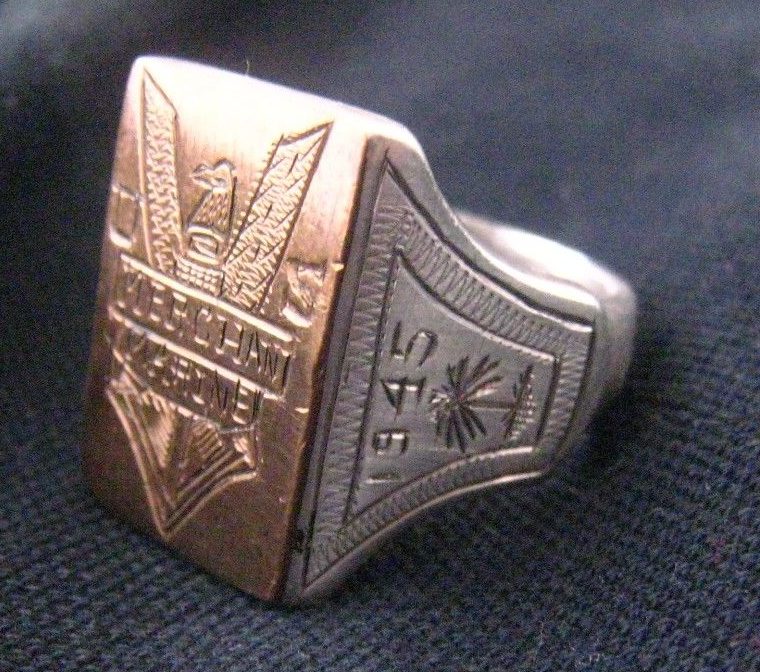 Кольцо ВМС изготовлено из серебра .1945 г.