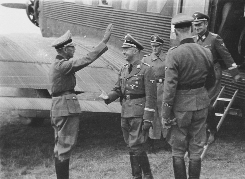 Карл Вольф сопровождает Генриха Гиммлера при посещении Добровольческой дивизии Принц Ойген. 1942 г. 
