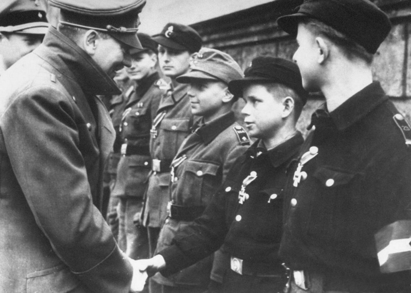 Адольф Гитлер награждает членов Гитлерюгенд в саду имперской канцелярии.1945 г.