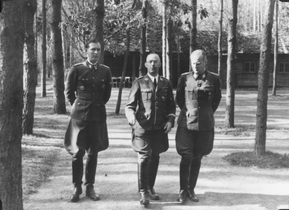 Карл Вольф, Шульце-Коссенс и Генрих Гиммлер на прогулке. Растенбург. 1942 г.