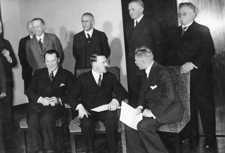 Герман Геринг с первым составом кабинета министров Гитлера. 1933 г. 