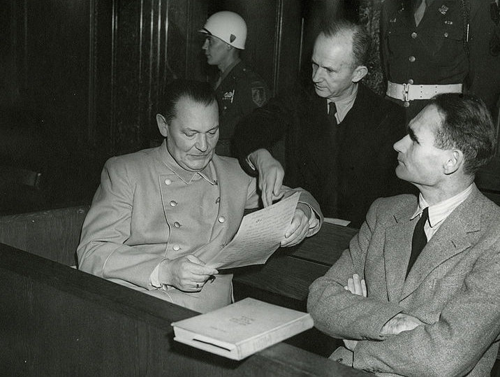 Геринг и Гесс на Нюрнбергском процессе. 1946 г.