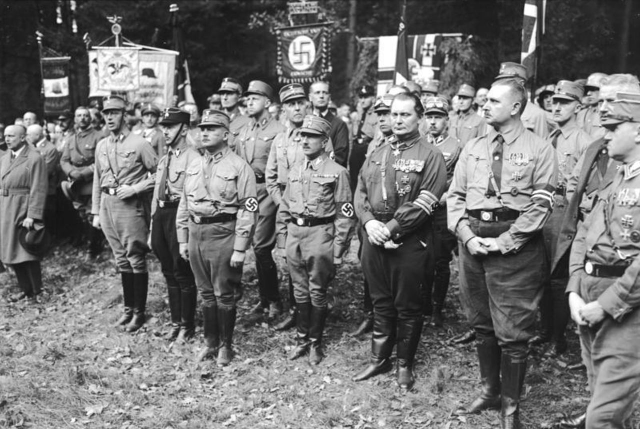 Руст Бернгард и Герман Геринг в с отрядом «Harzburger Front». Бад-Гарцбург. 1931 г.