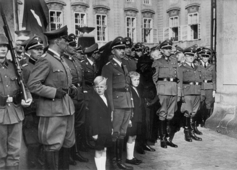 Карл Вольф на похоронах Рейнгарда Гейдриха 1942 г. 