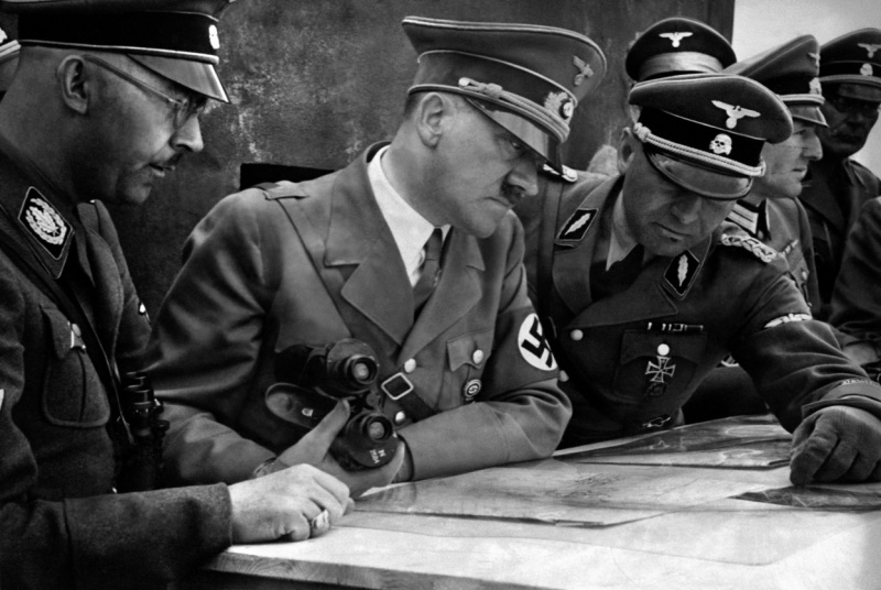 Адольф Гитлер, Генрих Гиммлер и Феликс Штайнер у карты. 1939 г.