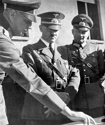 Адольф Гитлер, Адольф Штраус и Ханс Клюге у карты. Польша. 1939 г. 