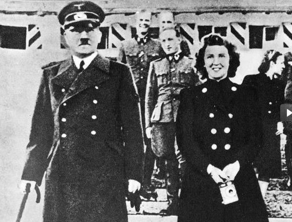 Адольф Гитлер и Ева Браун в день свадьбы. 1945 г.
