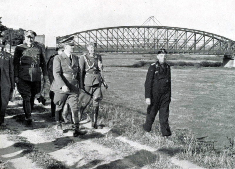 Адольф Гитлер приветствует солдат на берегу Вислы. 1939 г.