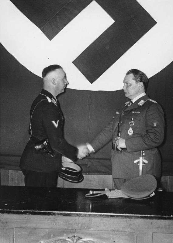 Генрих Гиммлер и Герман Геринг. 1934 г.