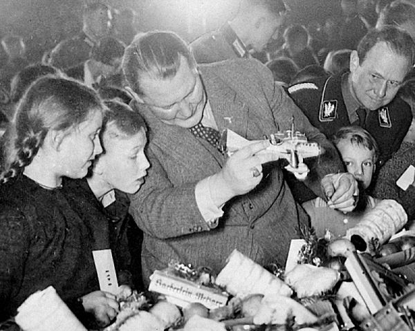 Герман Геринг на детской вечеринке. 1934 г.