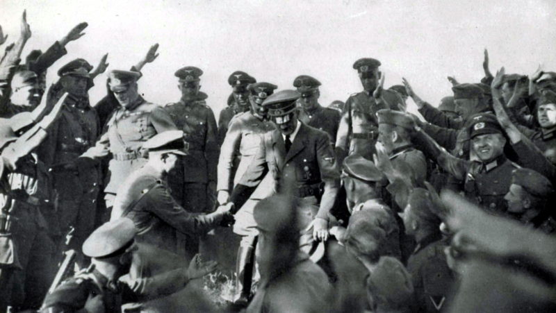 Адольф Гитлер приветствует солдат на берегу Вислы. 1939 г.