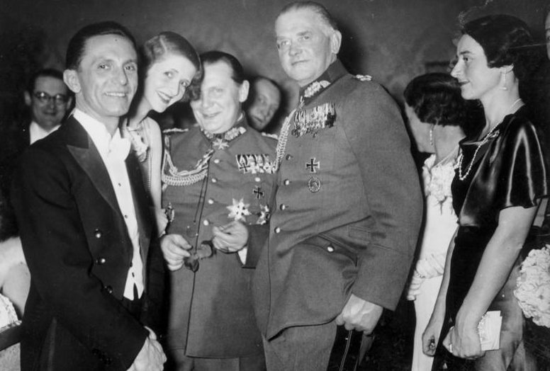 Герман Геринг, Йозеф Геббельс и Вернер Бломберг. 1934 г. 