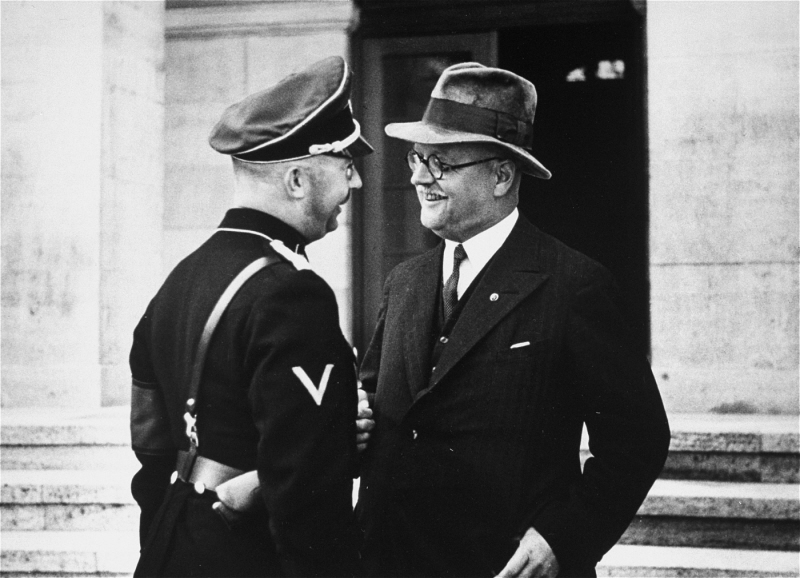 Генрих Гиммлер и Франц Ксавьер Шварц. 1934 г.