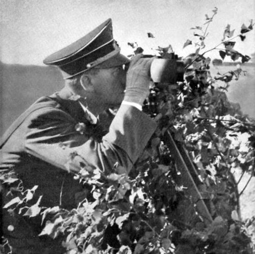 Адольф Гитлер наблюдает за форсированием Вислы. 1939 г.