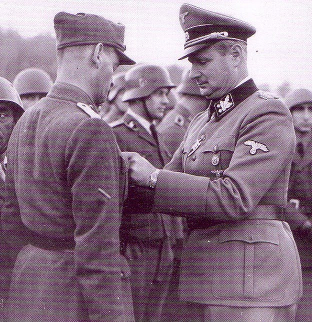 Карл Вольф награждает солдат 29 Ваффен СС гренадерской дивизии. Италия. 1944 г.