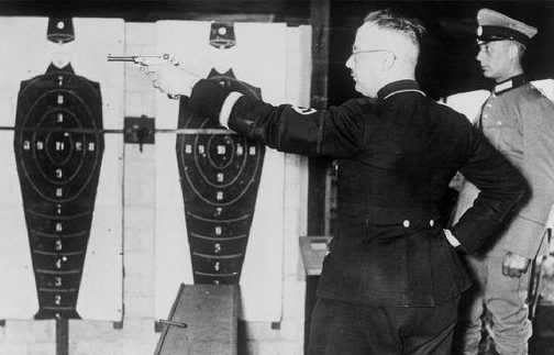 Генрих Гиммлер тренируется в тире полиции. Берлин. 1934 г.