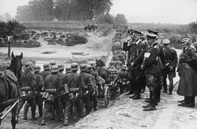 Адольф Гитлер приветствует войска. Польша. 1939 г.