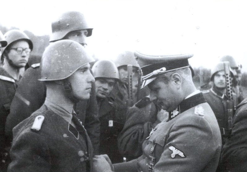 Карл Вольф награждает солдат 29 Ваффен СС гренадерской дивизии. Италия. 1944 г.