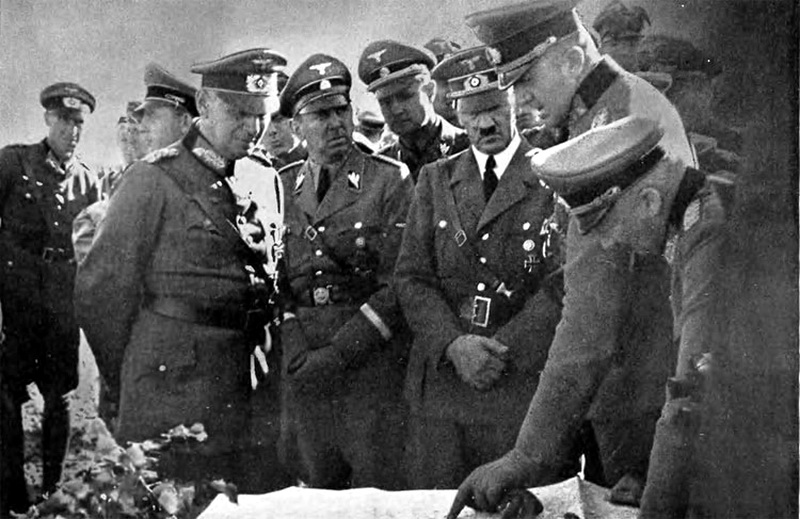 Адольф Гитлер у карты. Польша. 1939 г.