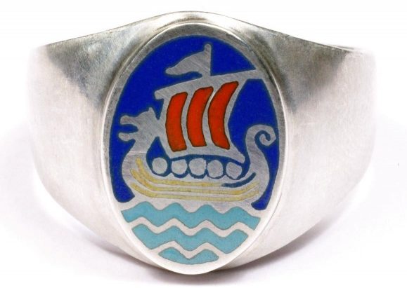 Памятный серебряный перстень дивизии СС «Norge» с изображением ладьи - драккара викингов. Изготовлен из серебра 850-й пробы с применением цветной горячей эмали.