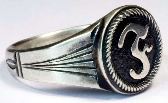 Перстни и кольца с рунами изготовлены из серебра 835-й пробы с применением чернения.