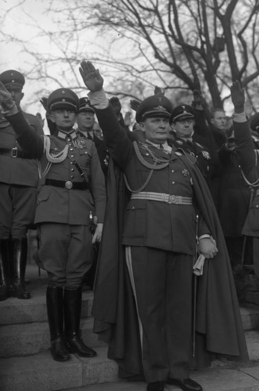 Герман Геринг в свой день рождения в саду личного дворца. 1934 г.
