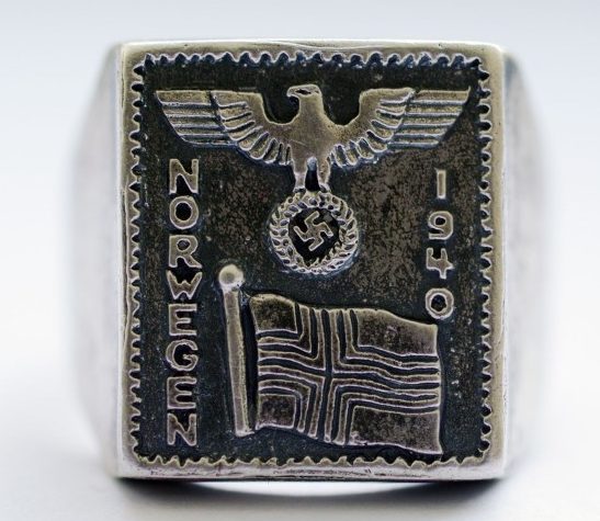 Памятный перстень дивизии СС «Norge» с датой - 1940. По сторонам щитка, рельефные изображения орнаментом. Кольцо изготовлено из серебра 830-й пробы с применением чернения.