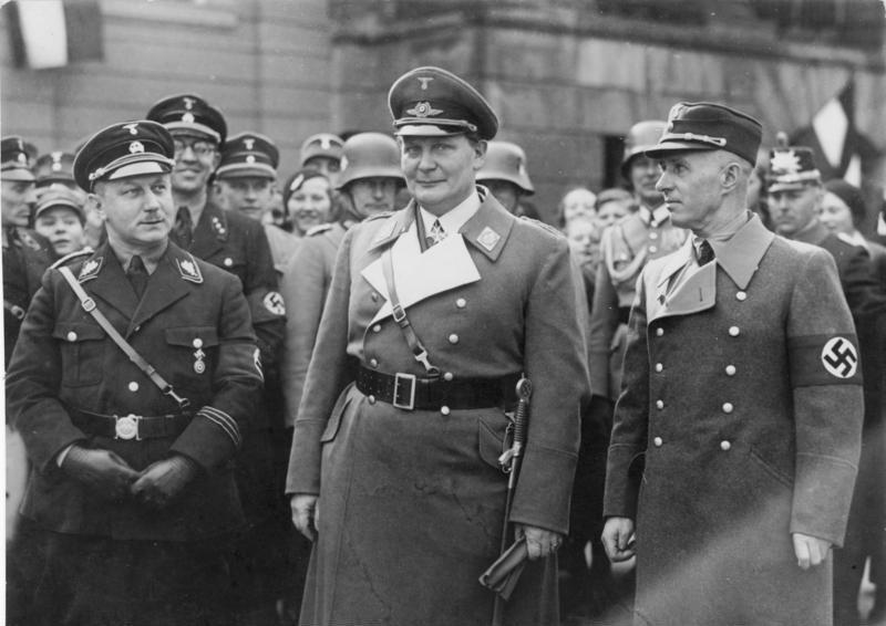 Герман Геринг на церемонии инавгурации обер-бургомистра Потсдама. 1934 г.