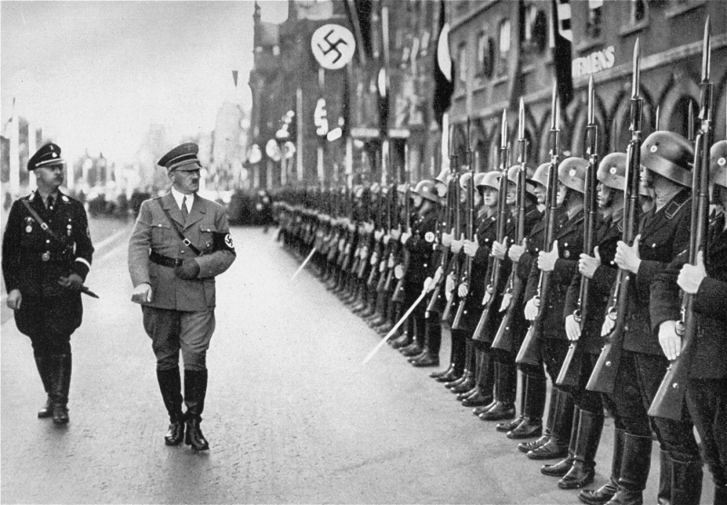 Генрих Гиммлер обходят строй Лейбштандарта «Адольф Гитлер». 1935 г.