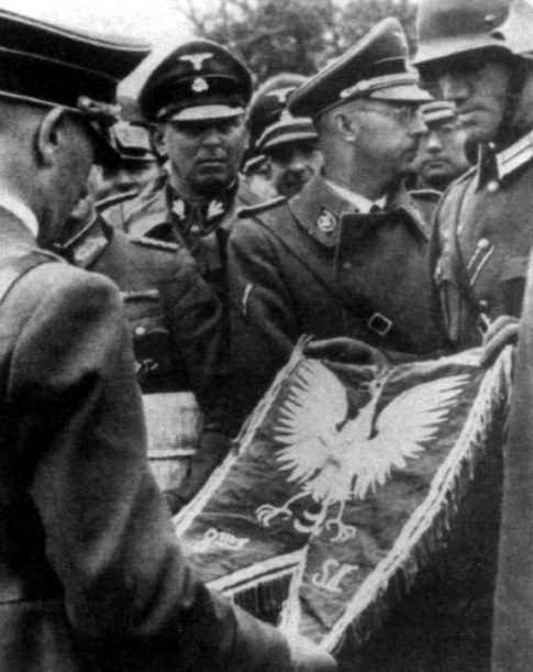 Адольф Гитлер с захваченным вымпелом польской армии. 1939 г.