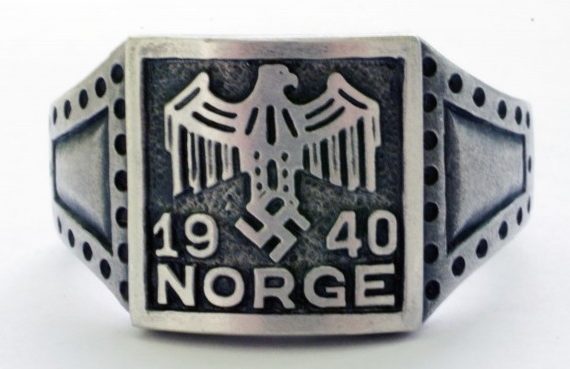 Памятный перстень дивизии СС «Norge» с надписью «Norge» и датой - 1940. По сторонам щитка, рельефные изображение растительного орнамента. Кольцо изготовлено из серебра 830-й пробы с применением чернения.