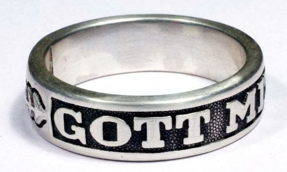 Кольцо с надписью «Gott mit uns» (С нами Бог) изготовлено из серебра 925-ой пробы с применением чернения. 