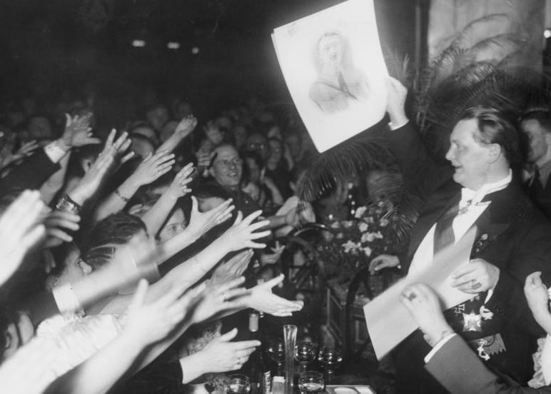 Герман Геринг на благотворительной лотереи. 1934 г. 