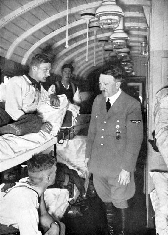 Адольф Гитлер в вагоне с солдатами вермахта, ранеными в Польской кампании. 1939 г.