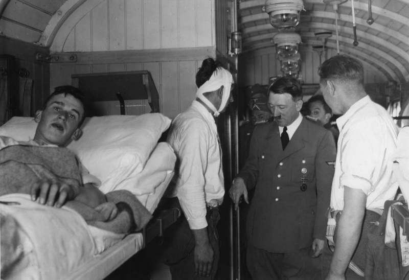 Адольф Гитлер в вагоне с солдатами вермахта, ранеными в Польской кампании. 1939 г.