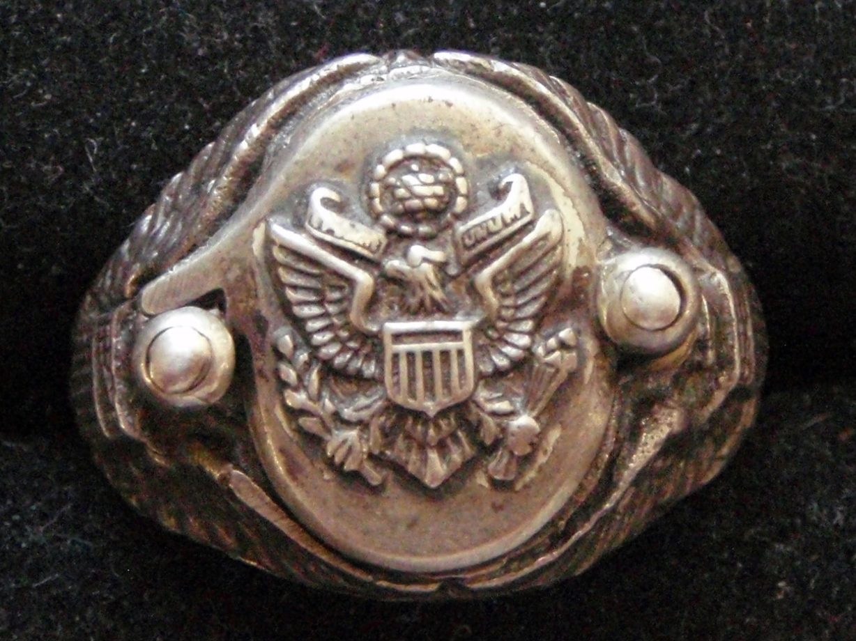 Патриотический перстень-медальон с откидной крышкой.