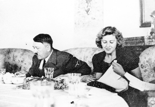 Адольф Гитлер и Ева Браун. Берлин. 1939 г.