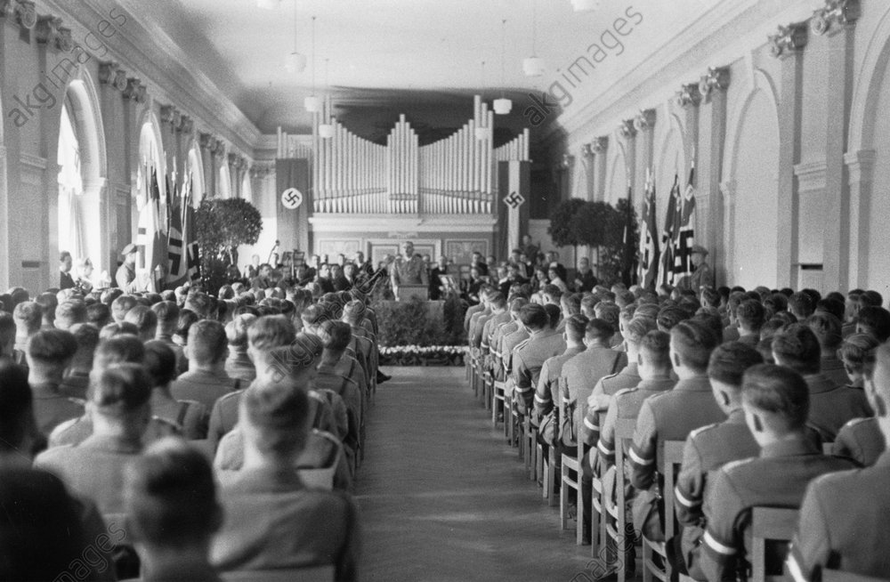 Руст Бернгард выступает на выпускном вечере Национального института политического образования. 1939 г.