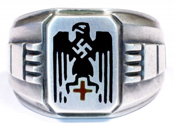 Патриотический перстень служащих Германского Красного Креста из серебра 835-ой пробы. На щитке - залитое цветной горячей эмалью изображение Имперского орла со свастикой и Красный Крест. 
