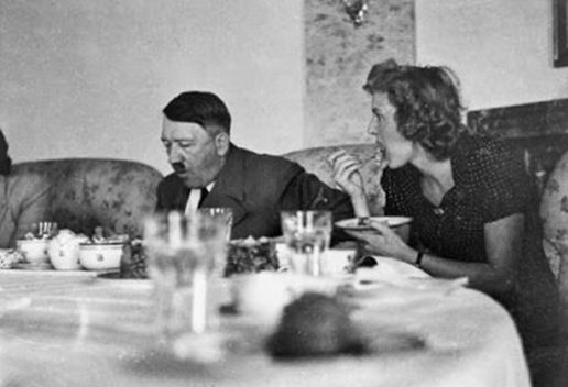 Адольф Гитлер и Ева Браун. Берлин. 1939 г.