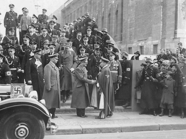Руст Бернгард, Адольф Гитлер и Герман Геринг на параде ВВС. Берлин. 1939 г.