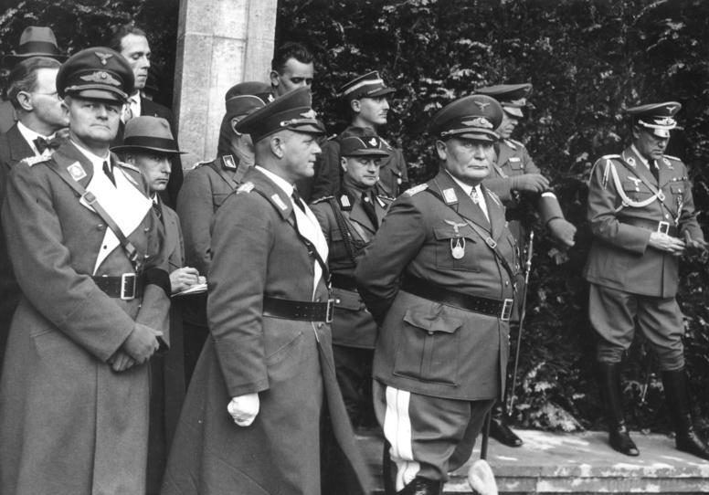 Герман Геринг на празднике авиации. 1935 г.