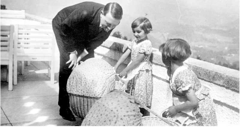 Адольф Гитлер с детьми.