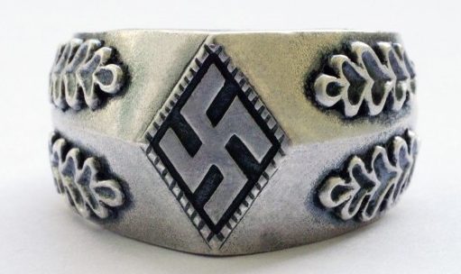 Наградные перстни «Гитлерюгенд» изготовлены из серебра 835-ой пробы с использованием символики организации. Они вручались членам организации, удостоенным наград «Гитлерюгенд».