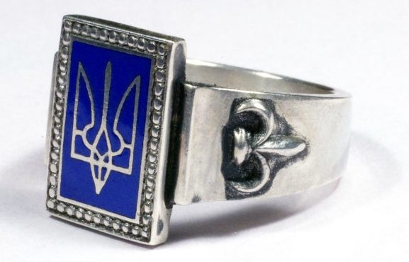 Перстень украинских добровольцев изготовлен из серебра 835-ой пробы с применением цветной горячей эмали.