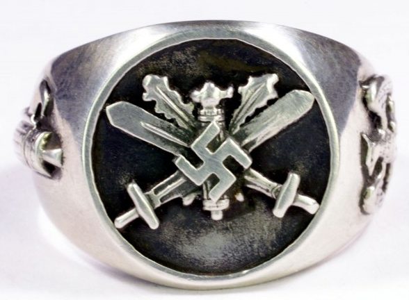 Перстень итальянских фашистов изготовлен из серебра 835-ой пробы с применением чернения.